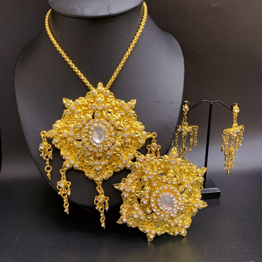 ชุดสร้อยคอ เครื่องประดับไทยสีทอง มาพร้อมต่างหูและหัวเข็มขัดfdt