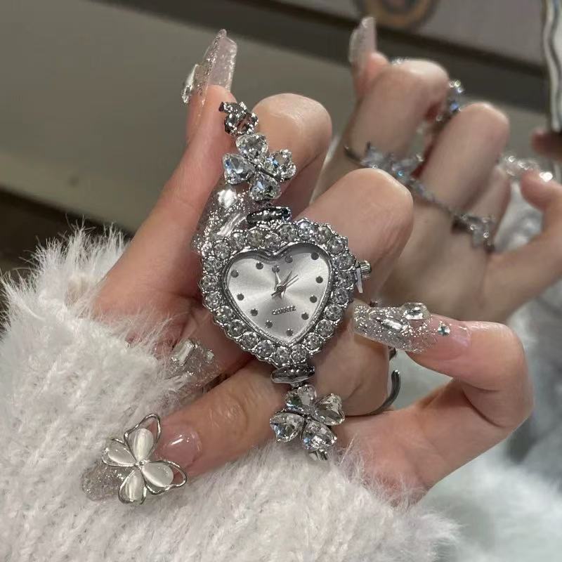 รักโคลเวอร์นาฬิกาหญิงแสงหรูหราสร้อยข้อมือเพชรระดับไฮเอนด์ข้ามพรมแดนบุคลิกภาพออกแบบนาฬิกาควอทซ์สร้อยข้อมืออุปกรณ์เสริม