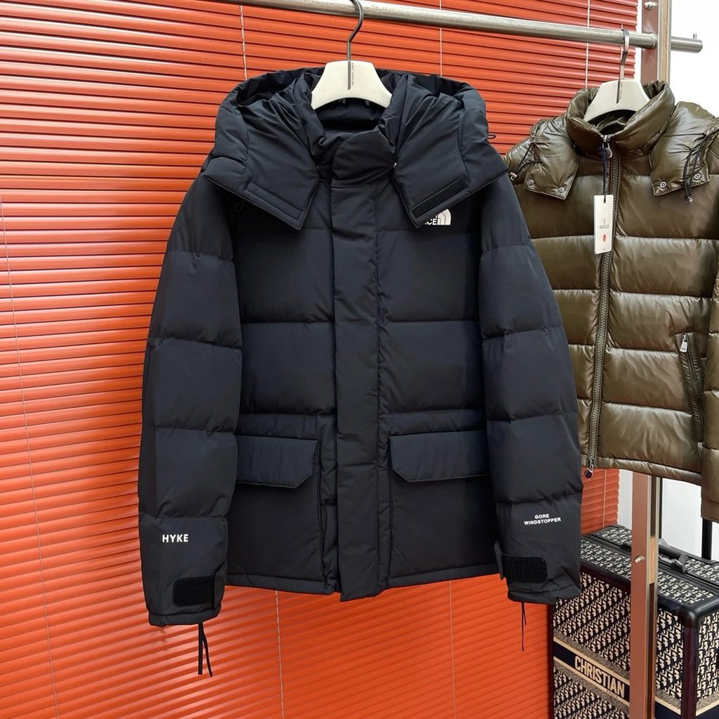 เสื้อแจ็คเก็ตมีฮู้ดและคอปกสำหรับผู้ชาย จากTNF/North Face มีวัสดุกันลม ไส้ขนห่านขาว 90% และออกแบบด้วย