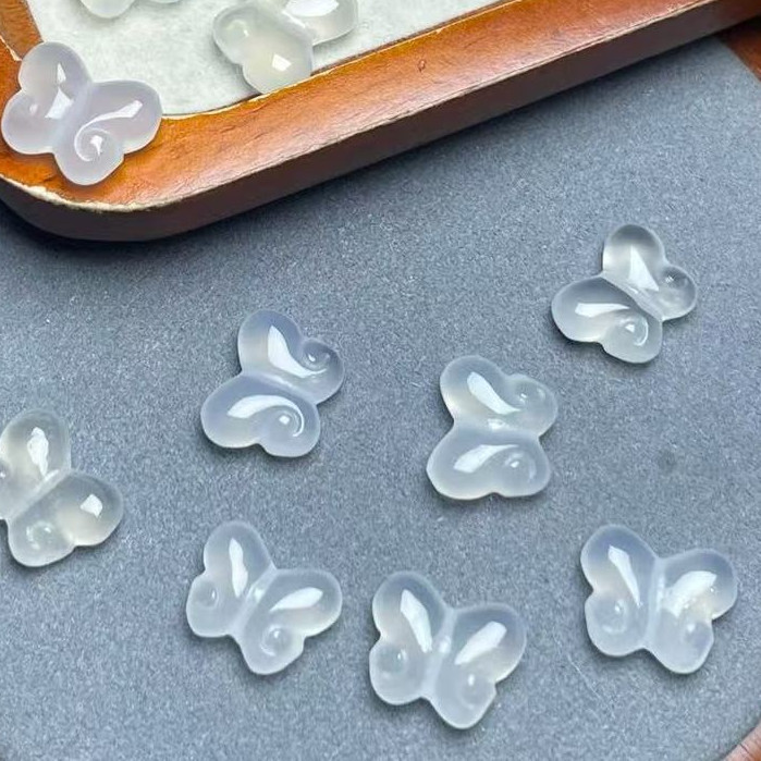 ผีเสื้ออาเกตสีขาวธรรมชาติประมาณ 11 * 14 มม.ด้านบนล่างผ่านหลุมแกะสลักชิ้นคริสตัลทํามือเครื่องประดับอุปกรณ์ diy Simple All-Match ของขวัญ