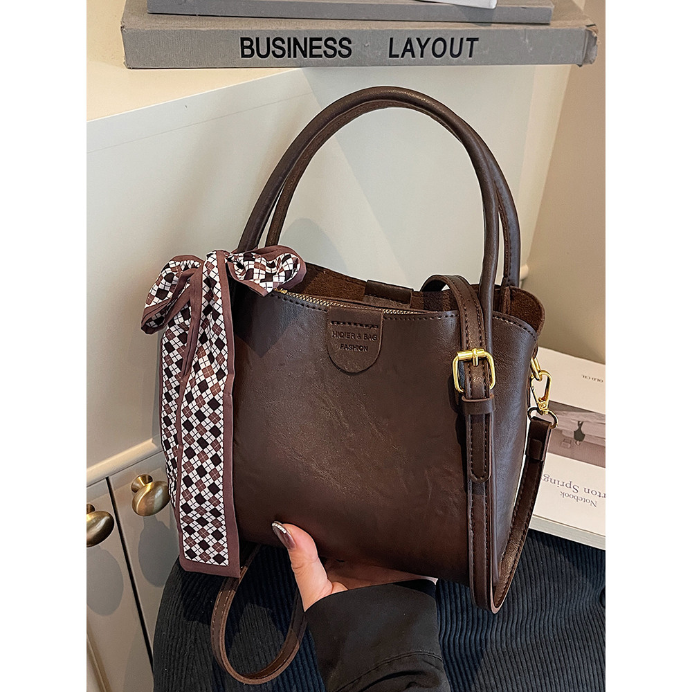 Thailand lyn Brand Designer ปีนี้เนื้อยอดนิยมกระเป๋าถังแบบพกพาผู้หญิง 2025 สไตล์ใหม่ฤดูใบไม้ร่วง Ret