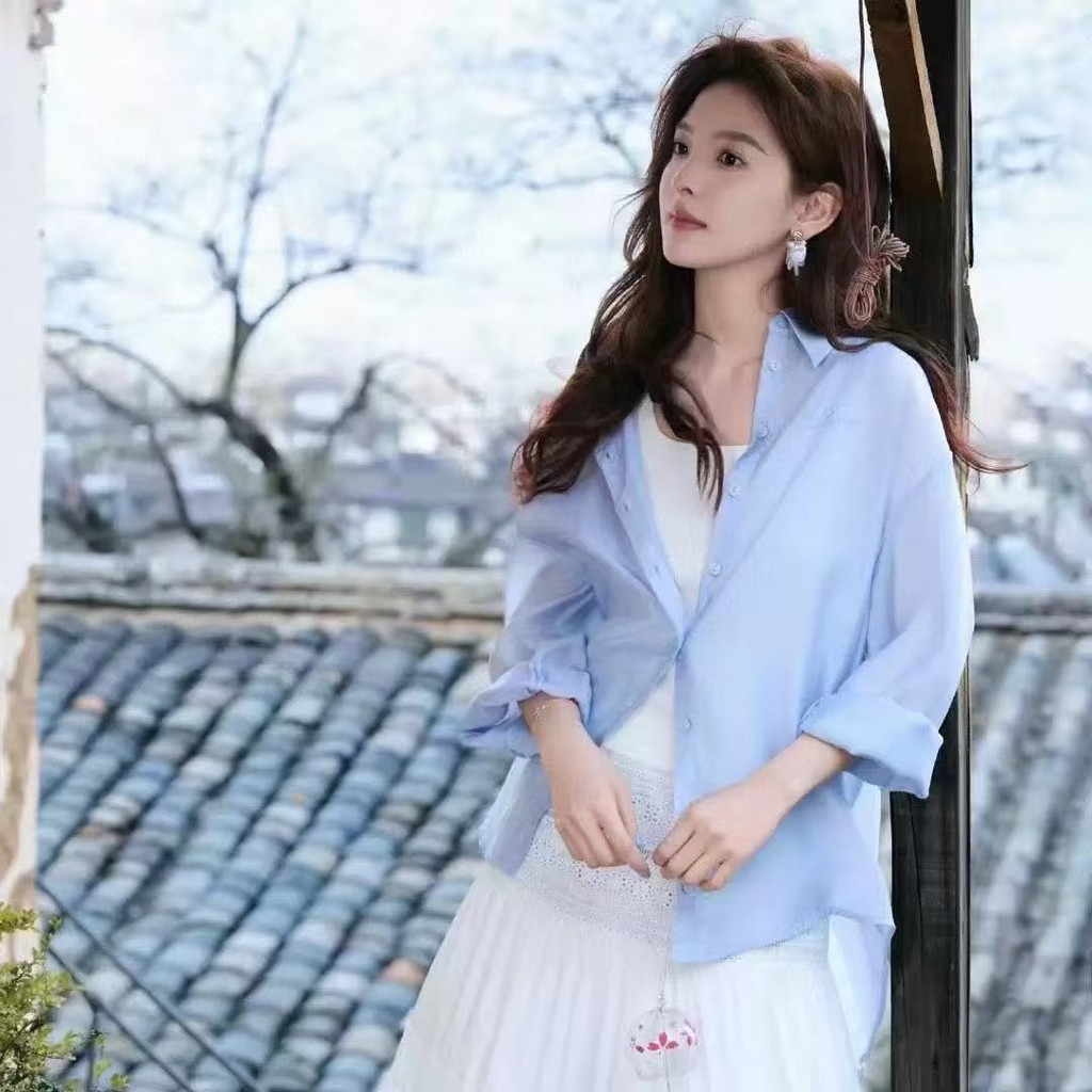 เสื้อหลวม Tencel สำหรับผู้หญิง น้ำหนักเบาและทนแดด ดีไซน์ครีมจาก Zhang Ruonan