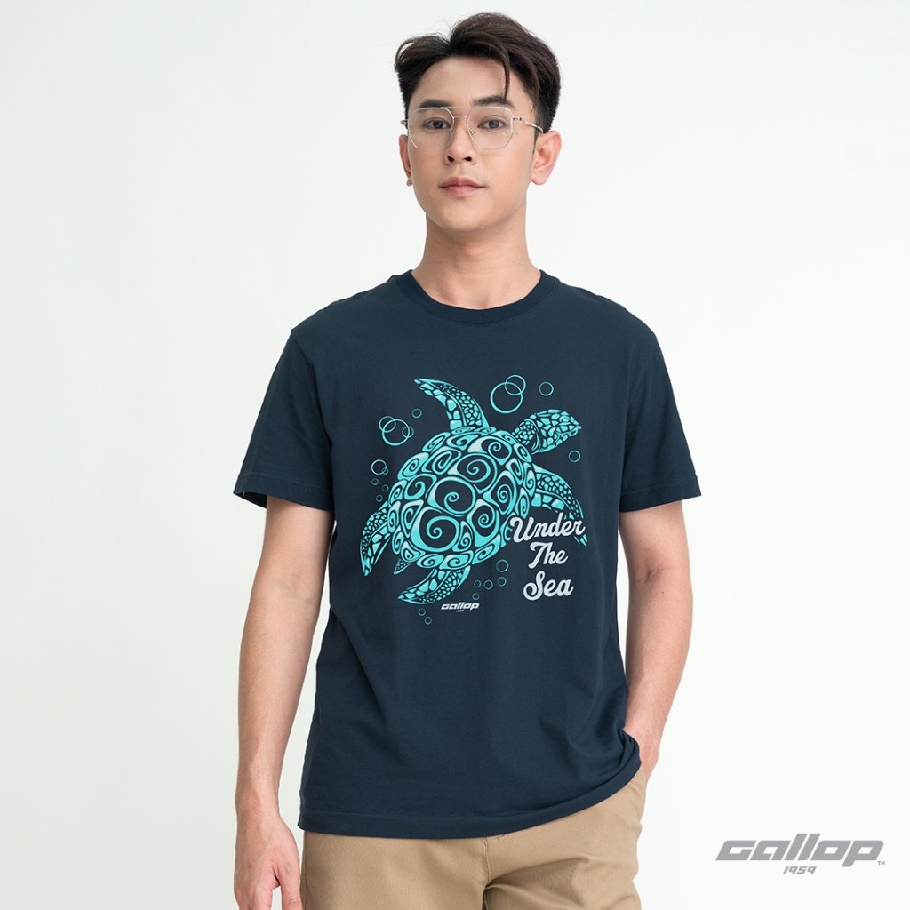 GALLOP เสื้อยืดผู้ชายลายพิมพ์ ทำจากผ้าฝ้ายแท้ สไตล์เรียบหรู