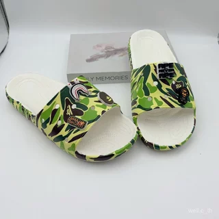 [ในสต็อก] Croos ใหม่พราง Ape แบนพิมพ์รองเท้าแตะสไลด์อุดตันสําหรับผู้ชายและผู้หญิงคู่กันลื่น