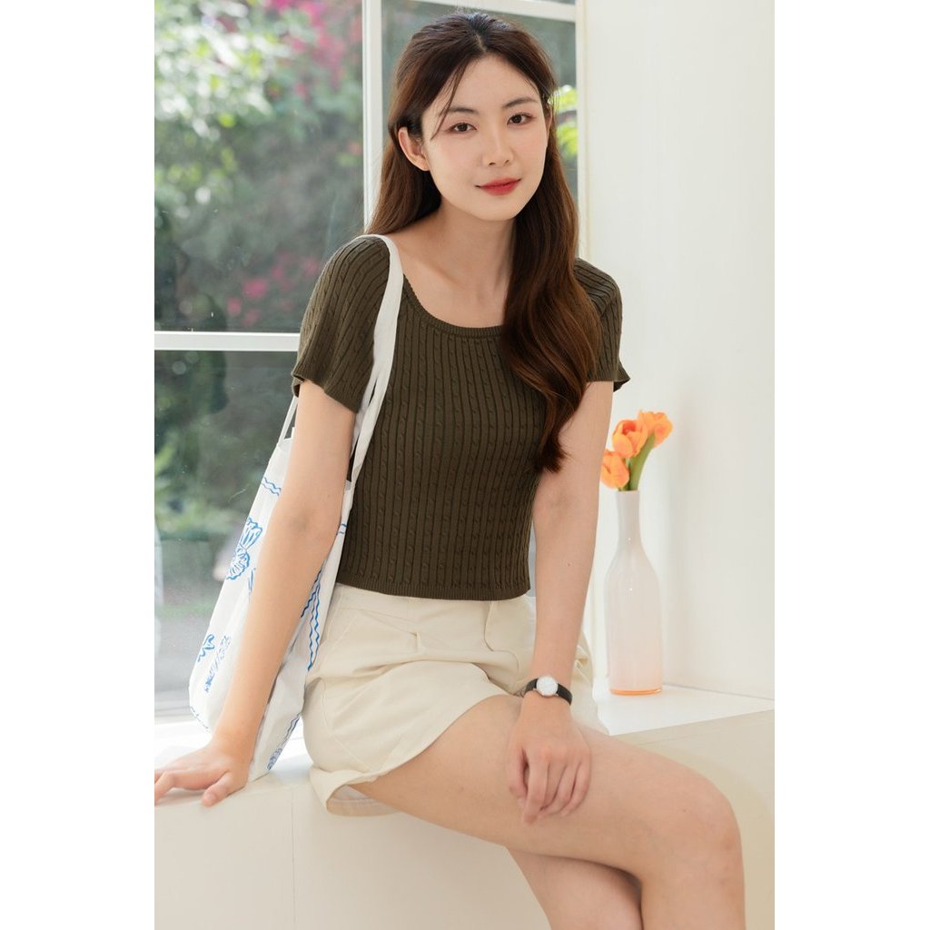 เสื้อถักสายเคเบิลคอสี่เหลี่ยม ACW ในมะกอก