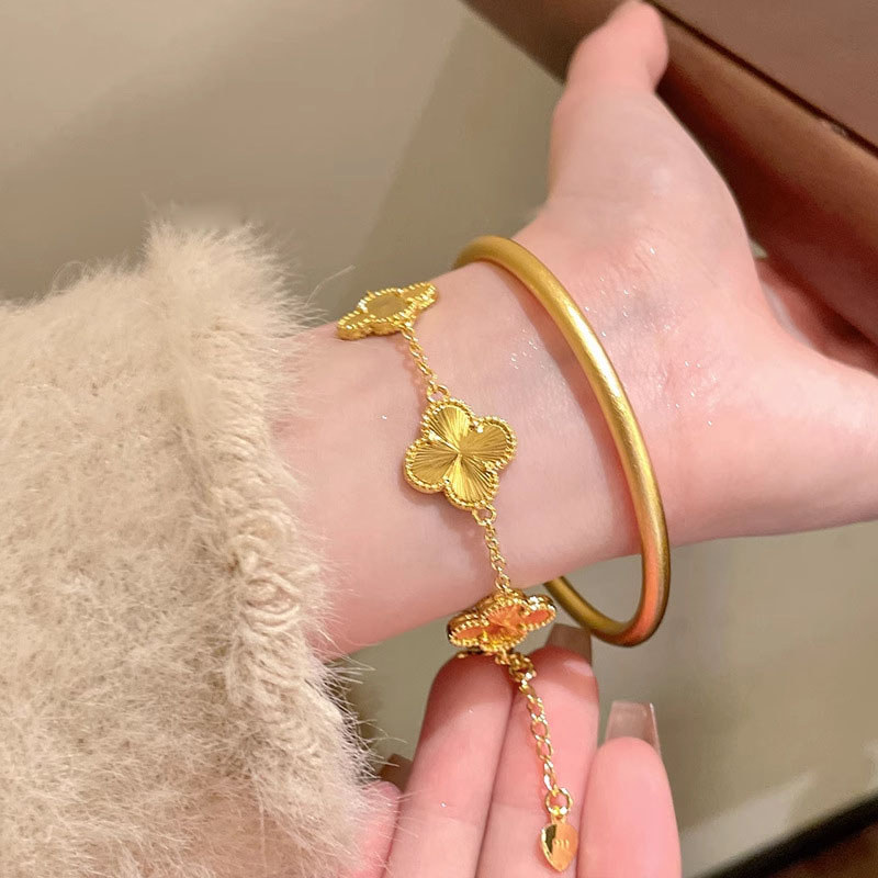 สร้อยข้อมือโคลเวอร์สี่ใบสีทอง หรูหรา และประณีต เพิ่มลุคให้โดดเด่น