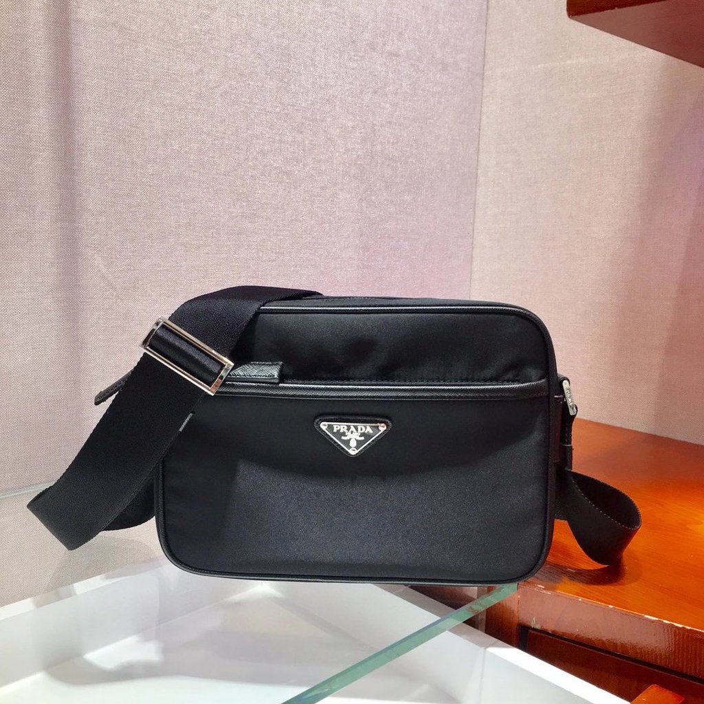 Prada Mens Bag Nylon Shoulder Messenger Bag 2VH048 กระเป๋ากล้องไนลอนสีดํากระเป๋าสะพายชาย Reporter Ba