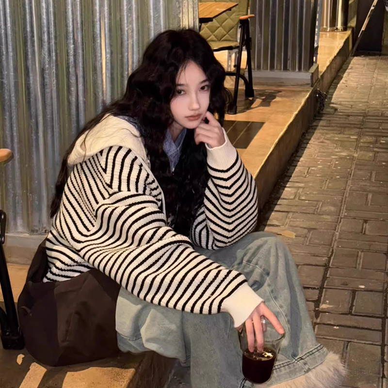 เสื้อแจ็คเก็ตฮOODIEสไตล์เรโทรสีดำและขาวสำหรับผู้หญิง ออกแบบให้สวมใส่ง่ายในฤดูใบไม้ร่วงและหนาวย่อมเยา