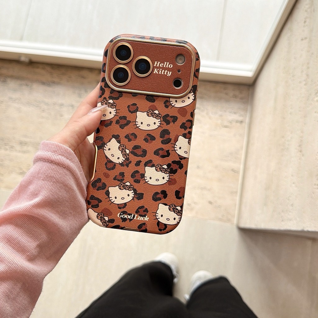 สีน้ําตาลเสือดาวพิมพ์คิตตี้พับยืนเหมาะสําหรับ แอปเปิล 17โปรแม็กซ์ สติกเกอร์หน้าต่างเคสโทรศัพท์ ไอโฟน 16/15/14/13 เชือกเส้นเล็ก - รูปที่ 5