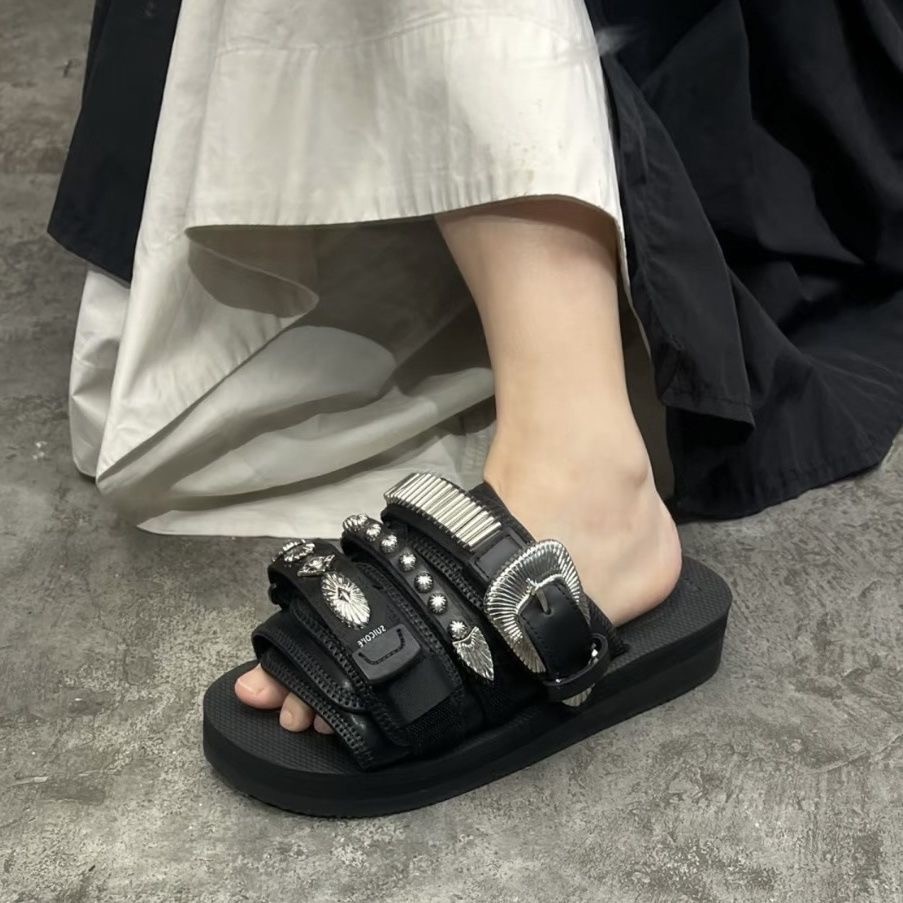 kenboo 2025 รองเท้าแตะผู้ชายสไตล์ญี่ปุ่นหมุดสีเงินฝังรองเท้าลําลองน้ําหนักเบาลื่น ตีนตุ๊กแก แพลตฟอร์มสวมใส่ด้านนอก - รูปที่ 4