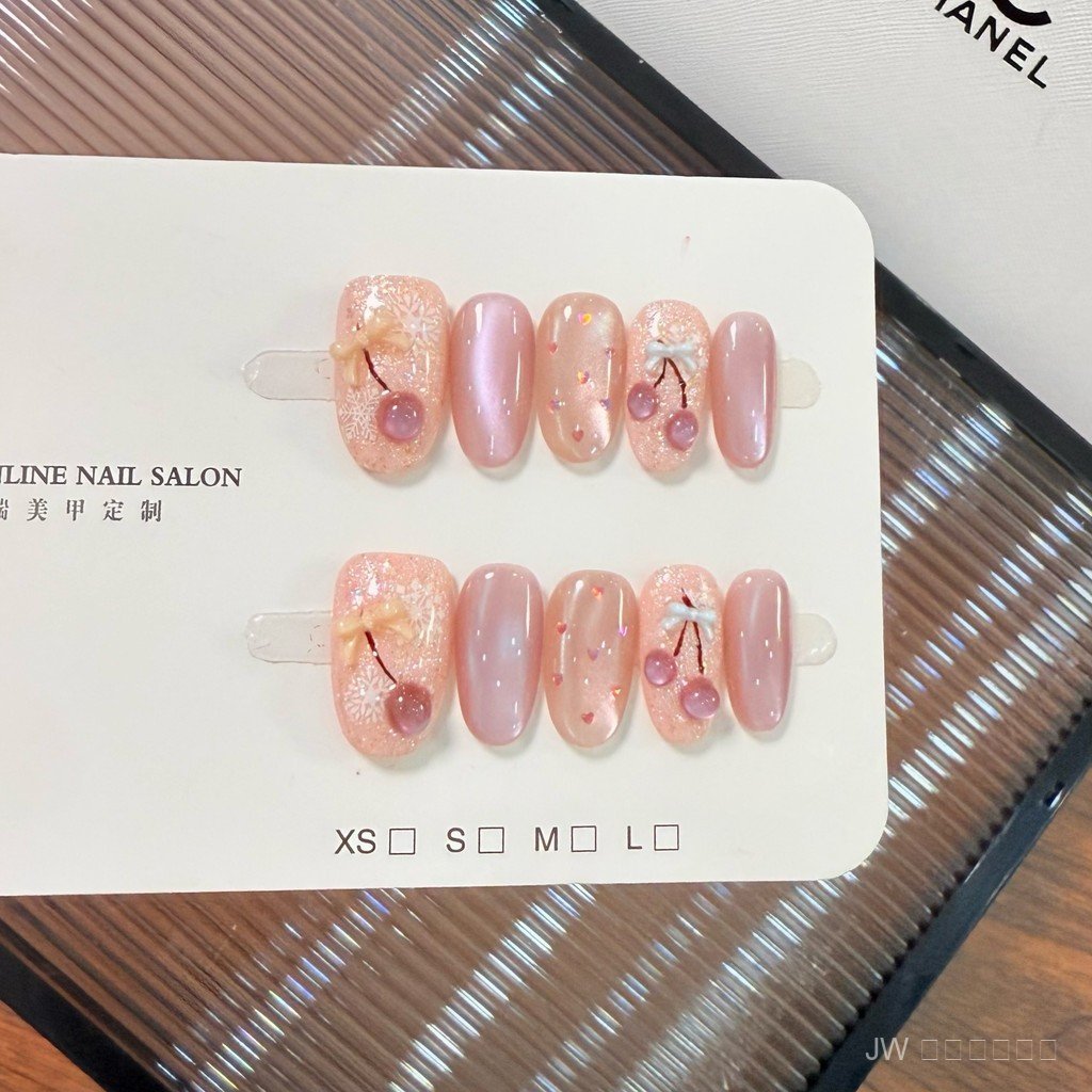 ✨พรีออเดอร์ ส่ง 25 ก.พ.✨เล็บปลอมสวมใส่ง่าย | เล็บแมวสีชมพูแวววาว ✨ | ลายเชอร์รี่น่ารัก🍒 สไตล์หวาน ชุดเล็บเกรดพรีเมียม 💅 - รูปที่ 2