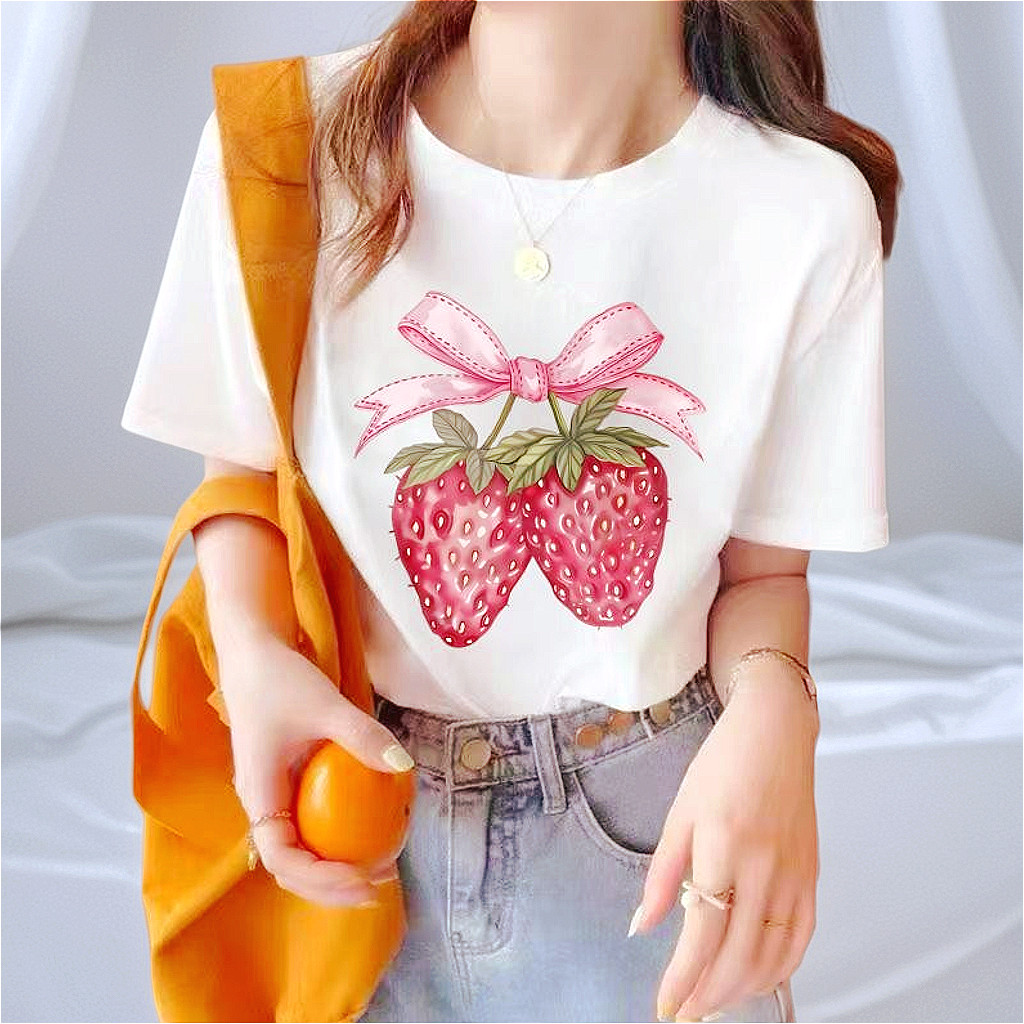 เสื้อยืดลายสตรอว์เบอร์รี่ติดโบว์ น่ารักหวานๆ ใส่ได้ทั้งชายหญิง แมทช์ง่ายทุกลุค