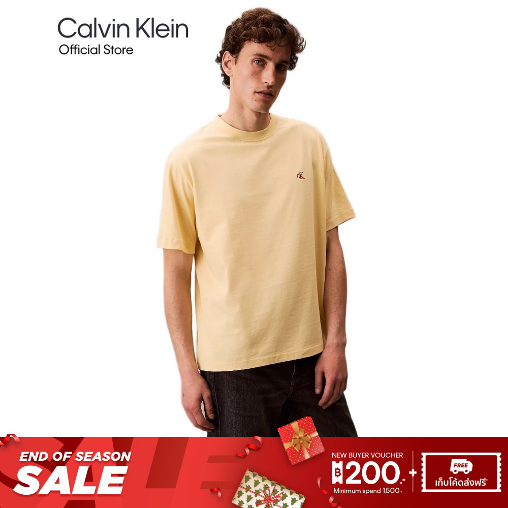 CALVIN KLEIN เสื้อยืดคอกลมแขนสั้นผู้ชาย ทรง Relaxed รุ่น 40HM229 RM9-สีเหลือง