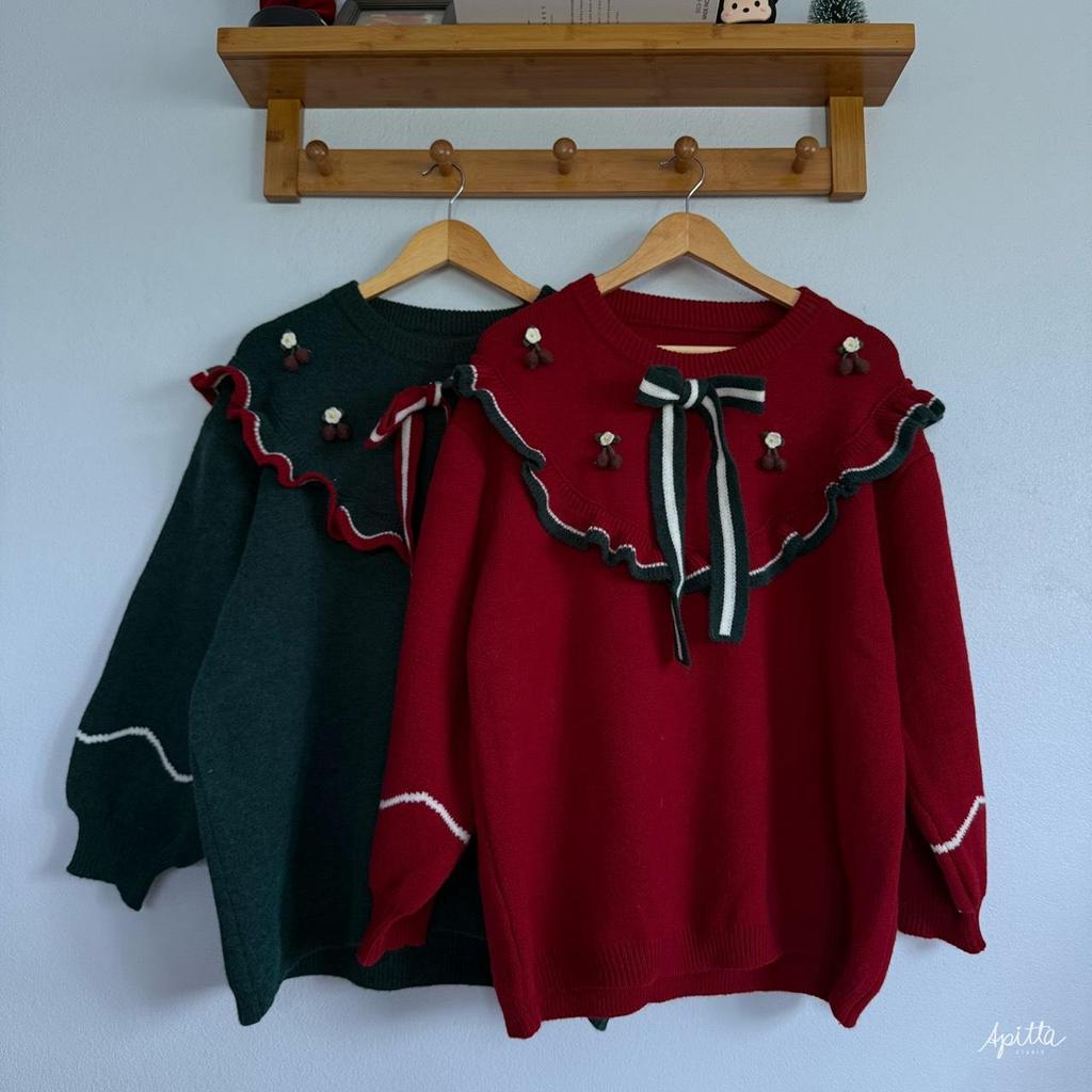 Apitta Sweater | รุ่น Christmas Bow สเวตเตอร์ไหมพรมนิ่ม คอกลมแต่งระบาย ดีเทลโบว์ตรงอก และเข็ดกลัดดอกไม้ รหัส N83
