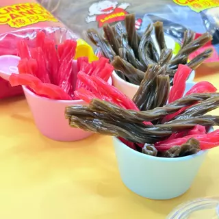 LeChao Jelly Sticks เยลลี่แท่งโคล่าและเยลลี่แท่งสตรอว์เบอร์รี่ เคี้ยวหนึบ รสเข้มข้น เคี้ยวหนึบ ขนาดใหญ่เต็มถุง 1 กก.