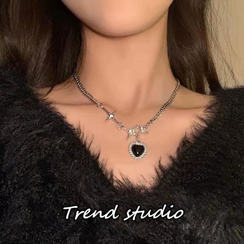 สร้อยคอรูปหัวใจสไตล์เกาหลีสำหรับผู้หญิง หัวใจสีดำจับคู่กับไม้กางเขนดาวดูเก๋มาก พร้อมส่งจากไทย