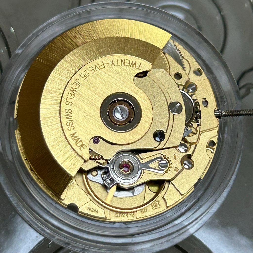 นาฬิกาอุปกรณ์เสริมแบรนด์เดิมใหม่สวิสนําเข้า ETA 2824-2 การเคลื่อนไหวเครื่องทอง 2824 ประกอบนาฬิกา