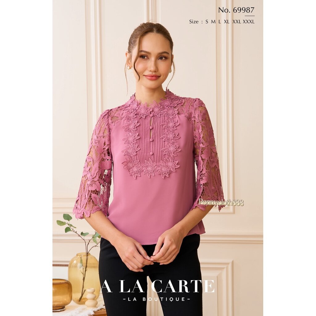 A La Carte รหัส 69987 เสื้อจอร์เจียชีฟอง เนื้อเนียน แต่งลูกไม้ แขน 3 ส่วนแฟร์ คอกลม แต่งลูกไม้ดอกป็อบ มีซับใน