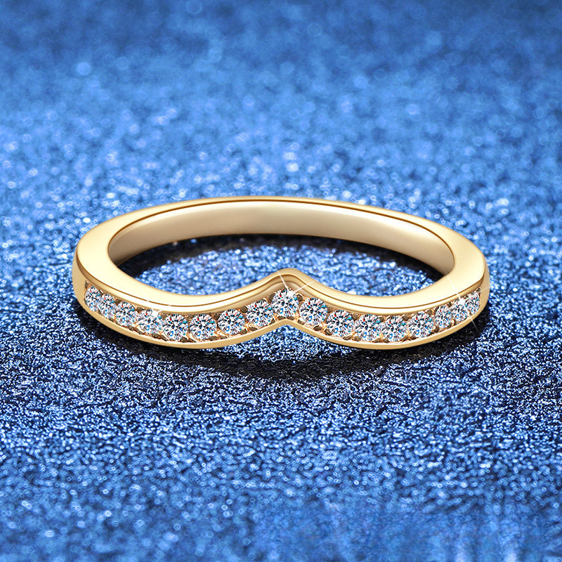 Full Moissanite V Shape Wishbone แหวนแต่งงานสําหรับผู้หญิงที่มีใบรับรอง GRA ใน S925 เงินสเตอร์ลิง 0.