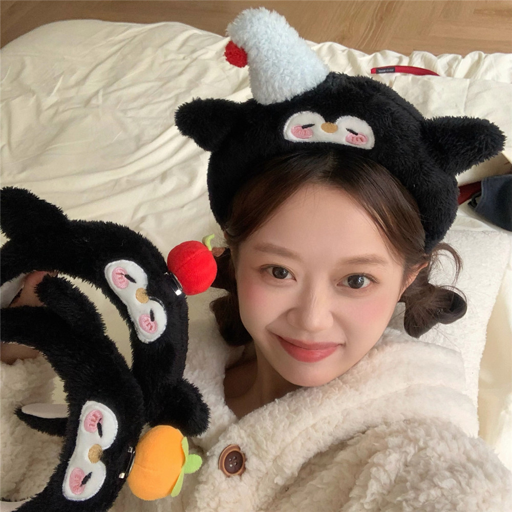 ตุ๊กตาการ์ตูนน่ารัก ประกอบด้วย กระต่ายคาดศีรษะ, เพนกวิน, และกบที่สวมแว่นขยาย