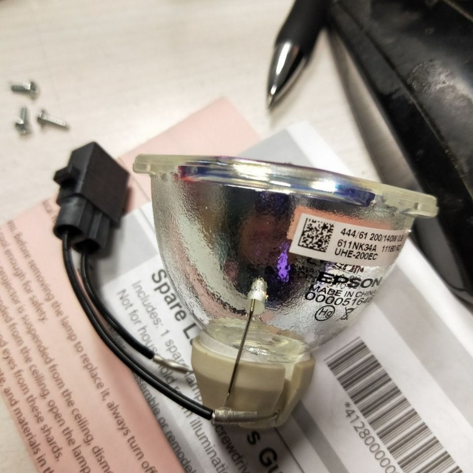 หลอดไฟต้นฉบับสำหรับโปรเจคเตอร์ Epson รุ่น CB-X31/X22/X17/X18/X24/X04/X05/X03/S18/X29