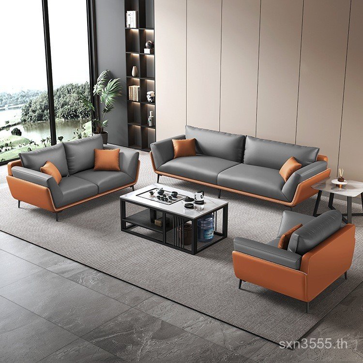 สํานักงานโต๊ะกาแฟโซฟาส่วนที่เหลือพื้นที่สํานักงานแผนกต้อนรับการประชุมการเดินทางธุรกิจสามคนรวมกันที่เ