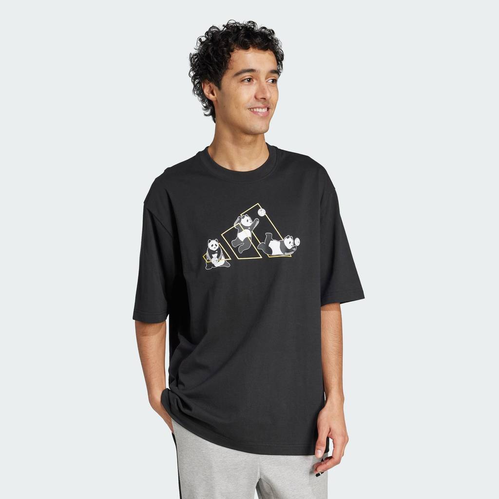 adidas ไลฟ์สไตล์ เสื้อยืดพิมพ์ลาย Panda Play ผู้ชาย สีดำ JZ3274