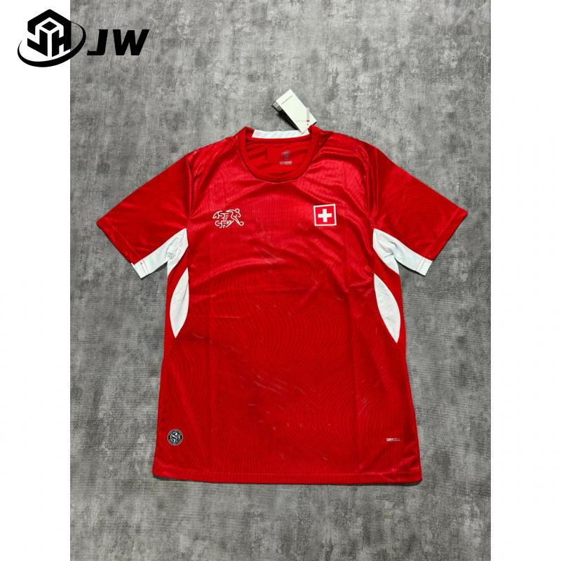 เสื้อบอลแขนสั้นสวิตเซอร์แลนด์บ้านปี 2026 ระบายอากาศได้ดี คอกลม สีแดง เหมาะสำหรับสวมใส่เล่นฟุตบอลหรือสวมใส่ทั่วไป
