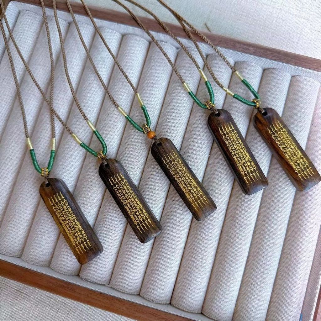 Dallah แห้งไม้กฤษณาไม้แกะสลักห้าพระสูตรจี้โชคดีโชคลาภเล่นสแควร์สไตล์ใหม่ระดับไฮเอนด์สร้อยคอจี้ [FYB]