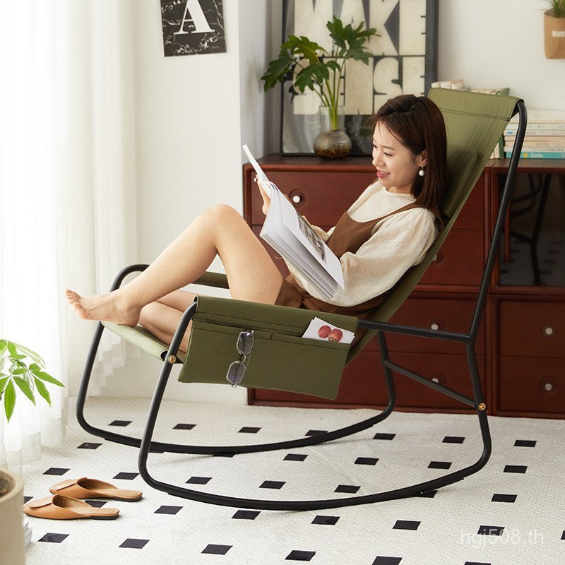 เก้าอี้โยกนั่งอยู่ประจําแสงเก้าอี้โยกเดี่ยวห้องนั่งเล่นขี้เกียจระเบียงฤดูร้อนที่เรียบง่ายเก้าอี้โยกพ