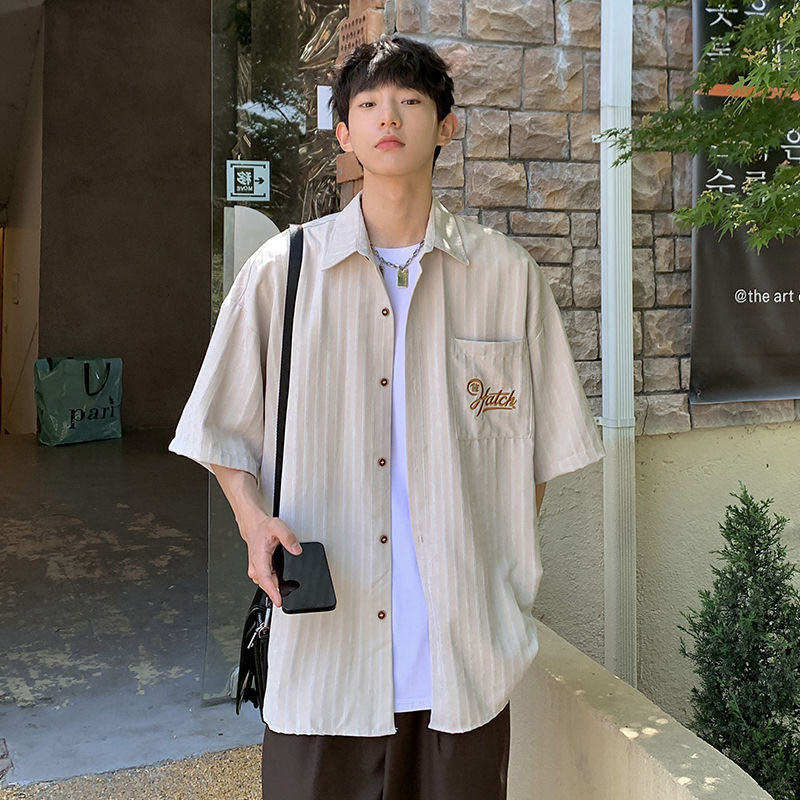Chaistyle เสื้อวินเทจสไตล์อเมริกัน เสื้อเชิ้ตแขนสั้น กระเป๋าปักลาย แฟชั่นแบรนด์ยอดนิยม หลวมใส่สบาย