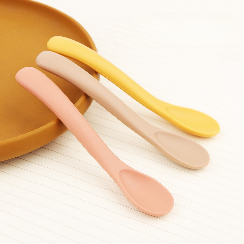 ทารกแรกเกิดซิลิโคนเกรดอาหารเด็กโค้งขนาดเล็กช้อนเด็กเด็กบนโต๊ะอาหารให้อาหารช้อนนุ่ม บีพีเอ ฟรี 10 สี