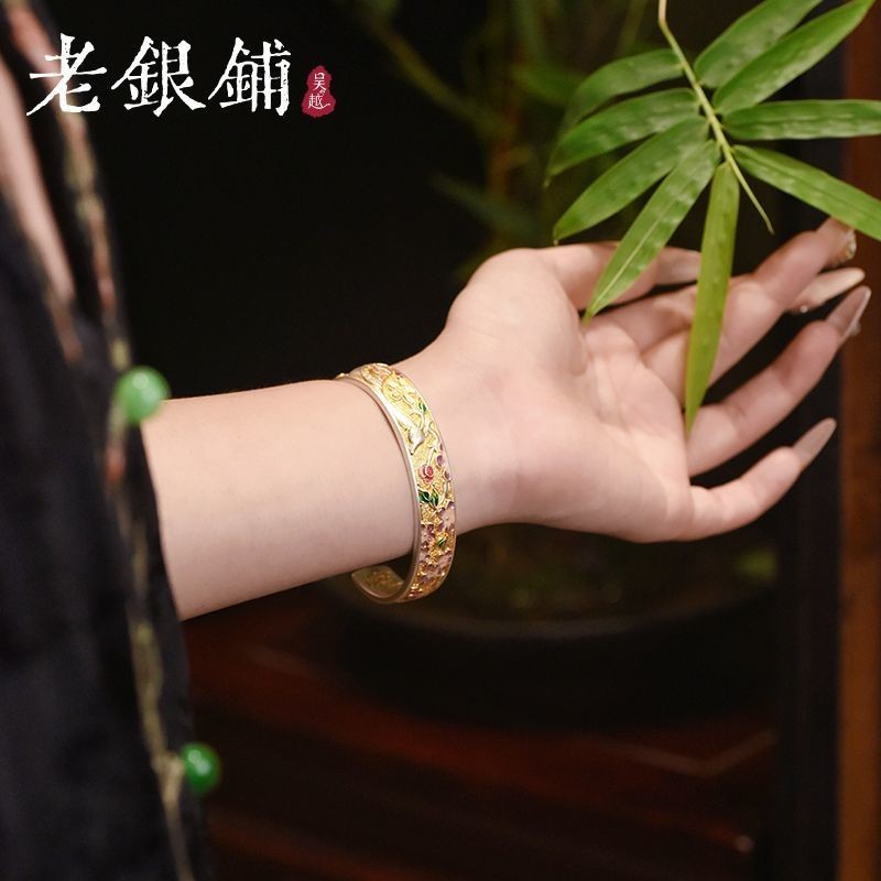 สร้อยข้อมือเงินแท้ 999.9 จาก Wu Yue ออกแบบตามแบบแผนชาติพันธุ์ด้วยลายเส้นกวางและดอกไม้ดิบ