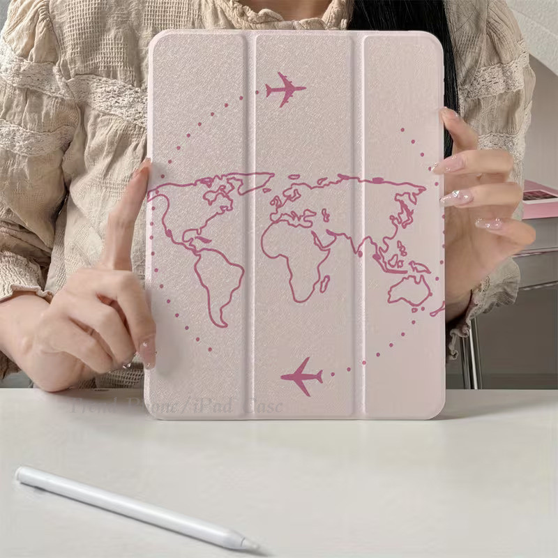 [สินค้าพร้อมส่ง] Pink Aircraft Map Magnetic Trifold iPad Case พร้อมช่องเสียบปากกาเข้ากันได้กับ iPad 