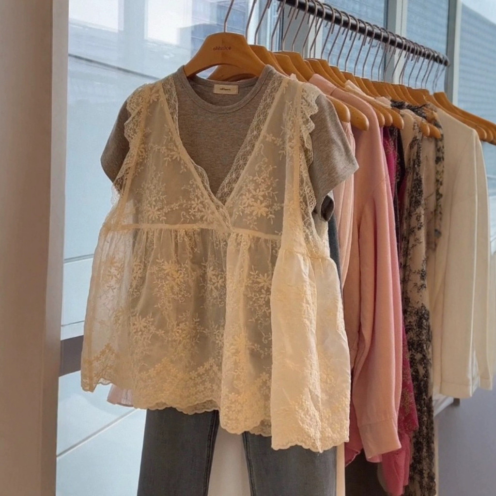 Station 2025 v คอลูกไม้เสื้อกั๊กลาย.Layered ให้ลุคทันสมัยสำหรับวันหยุด สีสันเข้าได้กับทุกสไตล์ สร้างลุคกระชับและดูดี