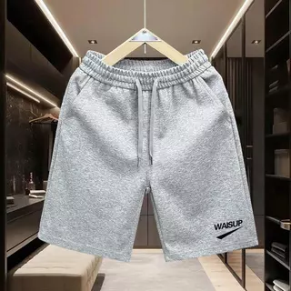 【พร้อมส่งจากกทม】กางเกงสั้นชายสไตล์ผ่อนคลาดใหม่ฤดูร้อน ความยาวห้าขนม มีรอยชิดส์มินิมอล สีขาวและสีเทา โทนอ่อน ง่ายต่อการแต