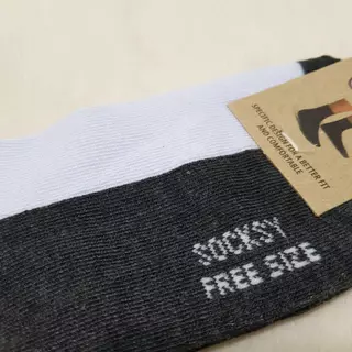 ถุงเท้าข้อสั้น เนื้อผ้าดีใส่สบาย ขนาดfree size ใส่ได้ทั้งผู้หญิงกับผู้ชาย แพ็คละ 12คู่