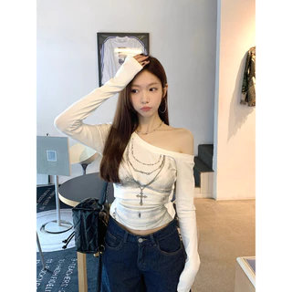 Vogue🌟พร้อมส่ง🌟 เสื้อแขนยาวเปิดไหล่สีขาว ดีเทลแต่งลายสกีนเท่ๆ (FY9475)