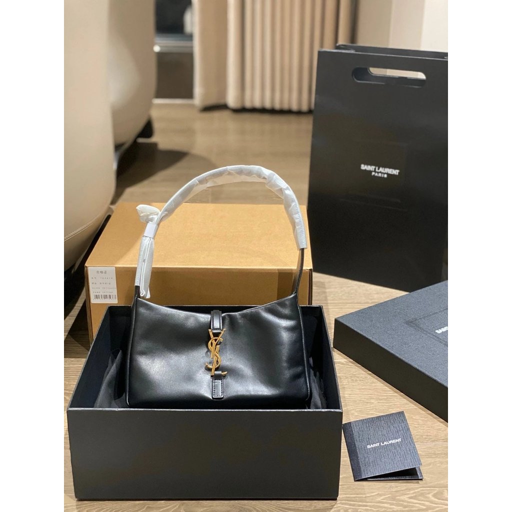 กระเป๋าสะพายข้างหนังแกะสีดำและทอง ออกแบบโดย Yang Shulin