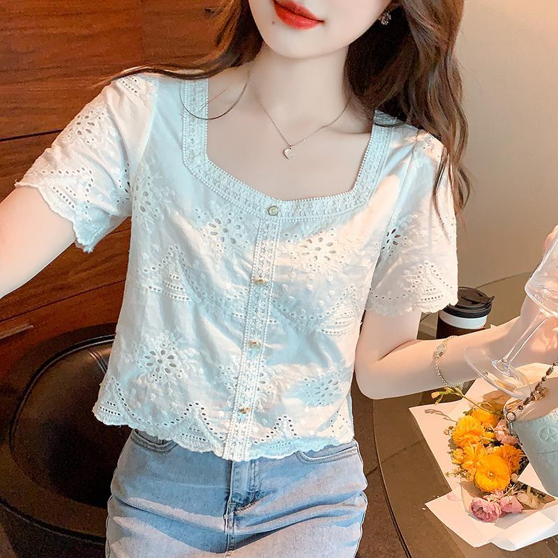 Chili Koko เสื้อเชิ้ตสีขาวแขนสั้นสำหรับผู้หญิง มาใหม่ในปี 2025 สไตล์ฤดูร้อน เสื้อคอเหลี่ยมกลวงออก สไตล์สั้น 99291