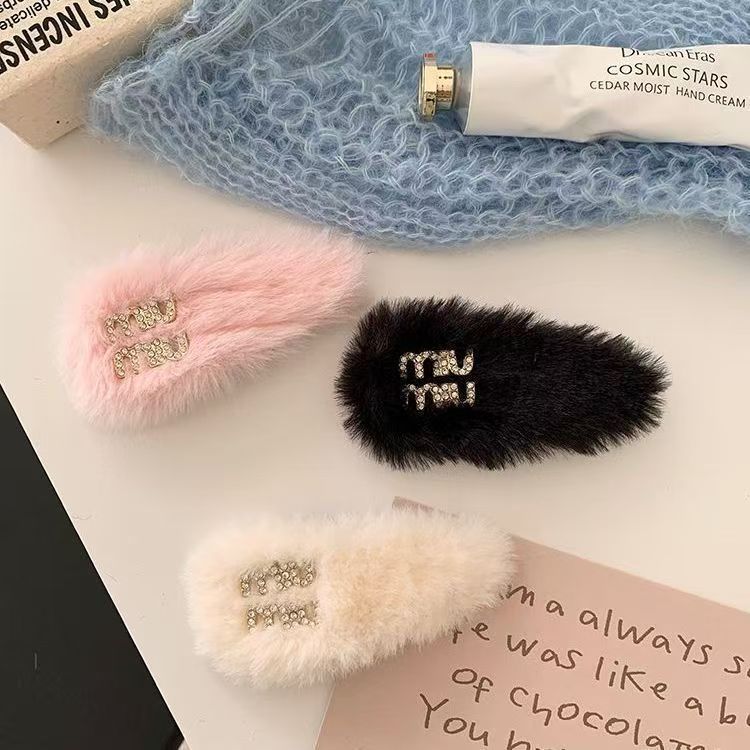 Miumiu กิ๊บติดผม ผ้ากํามะหยี่ขนนิ่ม รูปตัวอักษร M แฟชั่นฤดูใบไม้ร่วง และฤดูหนาว