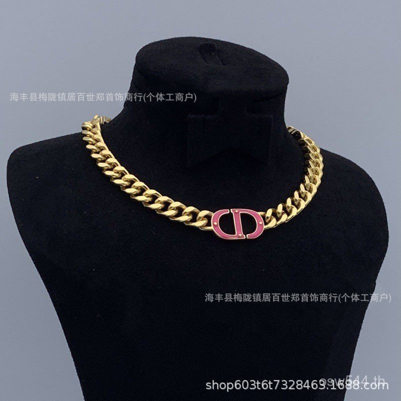 สร้อยคอคลาวิเคิลแบบคลาสสิกพร้อมจี้ลายหมูจมูกสำหรับผู้หญิงJV9K