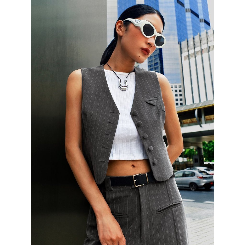 [Pomelo] เสื้อกั๊กลายทางมาพร้อมดีเทลกระเป๋า / Pin Stripe Vest with Pocket Detail