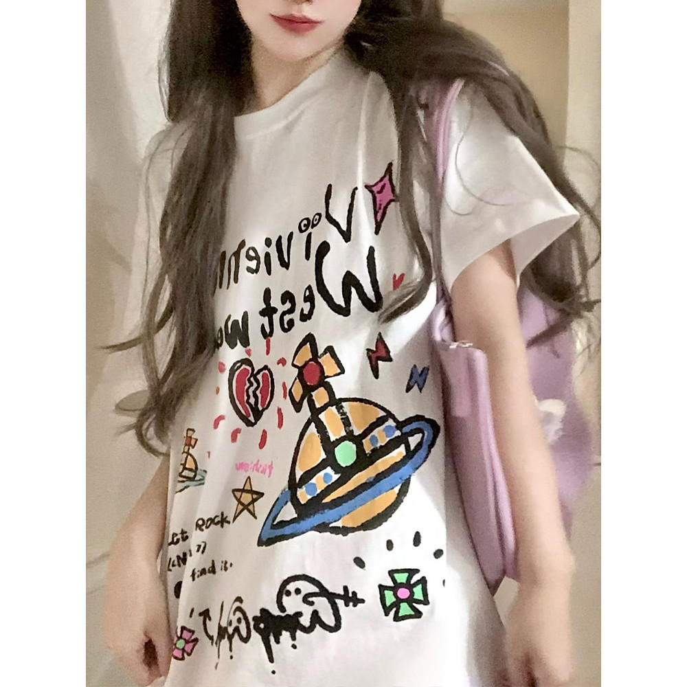 วิเวียน เวอร์ชั่นเกาหลีของตัวอักษรดาวเสาร์สบายๆกราฟฟิตีคอกลมทีเสื้อเสื้อน้ําผ้าฝ้ายแขนสั้น