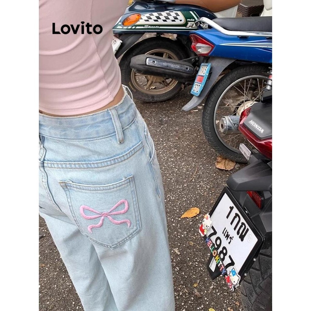 Lovito กางเกงยีนส์ผู้หญิง สีพื้น กระเป๋าลายโบว์ มีซิป สไตล์ลำลอง LNA62072