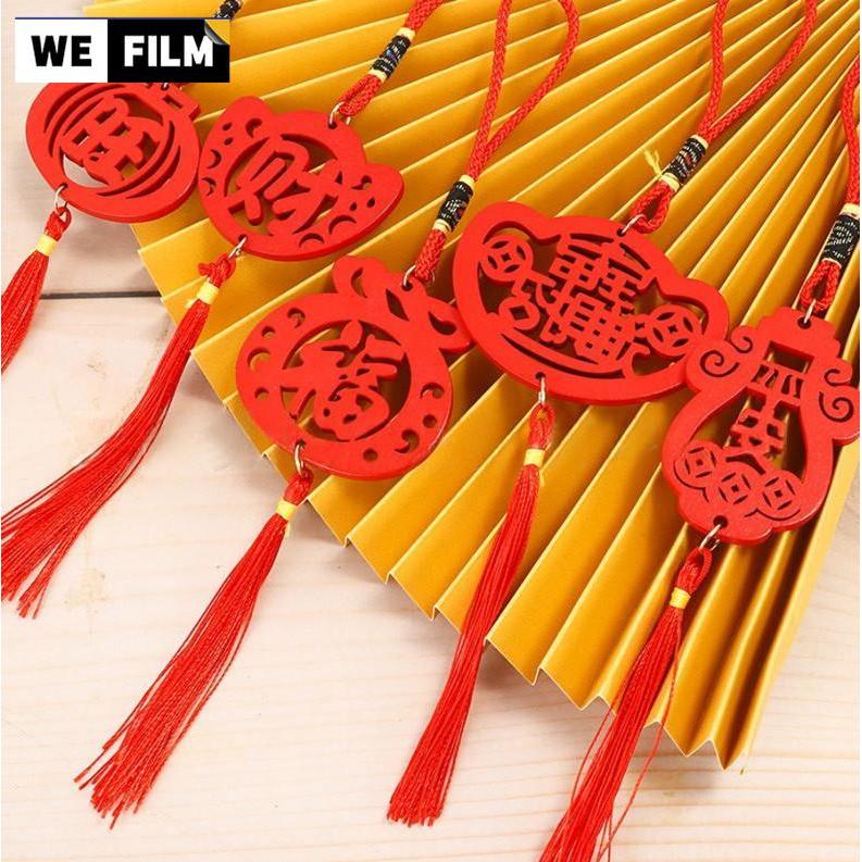 แผ่นไม้สำหรับเทศกาลตรุษจีน จี้รูปตัวอักษร “ฝู” (福 แปลว่า โชคดี) ขนาดเล็ก ตกแต่งด้วยสัญลักษณ์แห่งความสงบสุขและความสุข