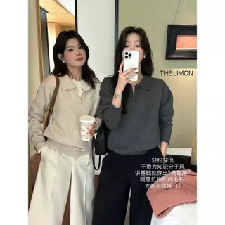 Chili Koko เสื้อถักคอโปโลสไตล์เรโทรสำหรับผู้หญิง ดีไซน์กระดุมคอวีเปิดครึ่งตัวเสื้อแขนยาวเนื้อนุ่มและเป็นมิตรต่อผิว 88046