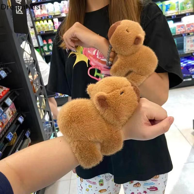 [DreamNest] สร้อยข้อมือข้อมือนอนลงตุ๊กตา Capybara ตุ๊กตา Snap แหวนของเล่นตุ๊กตาน่ารักน่าเกลียดตุ๊กตาน่ารัก (th)
