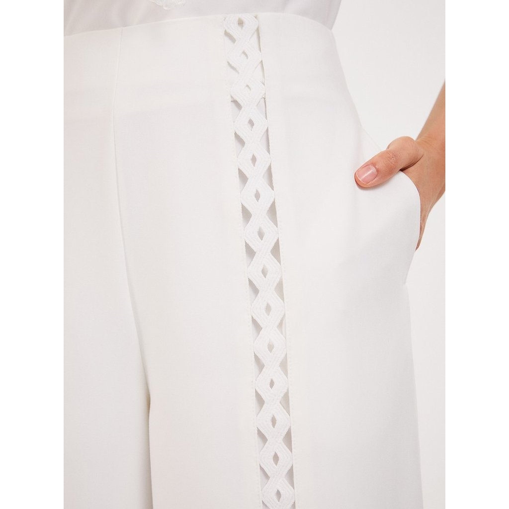 [Pomelo] กางเกงขากว้างแต่งลายฉลุ / Eyelet Wide Leg Trousers — صورة 3