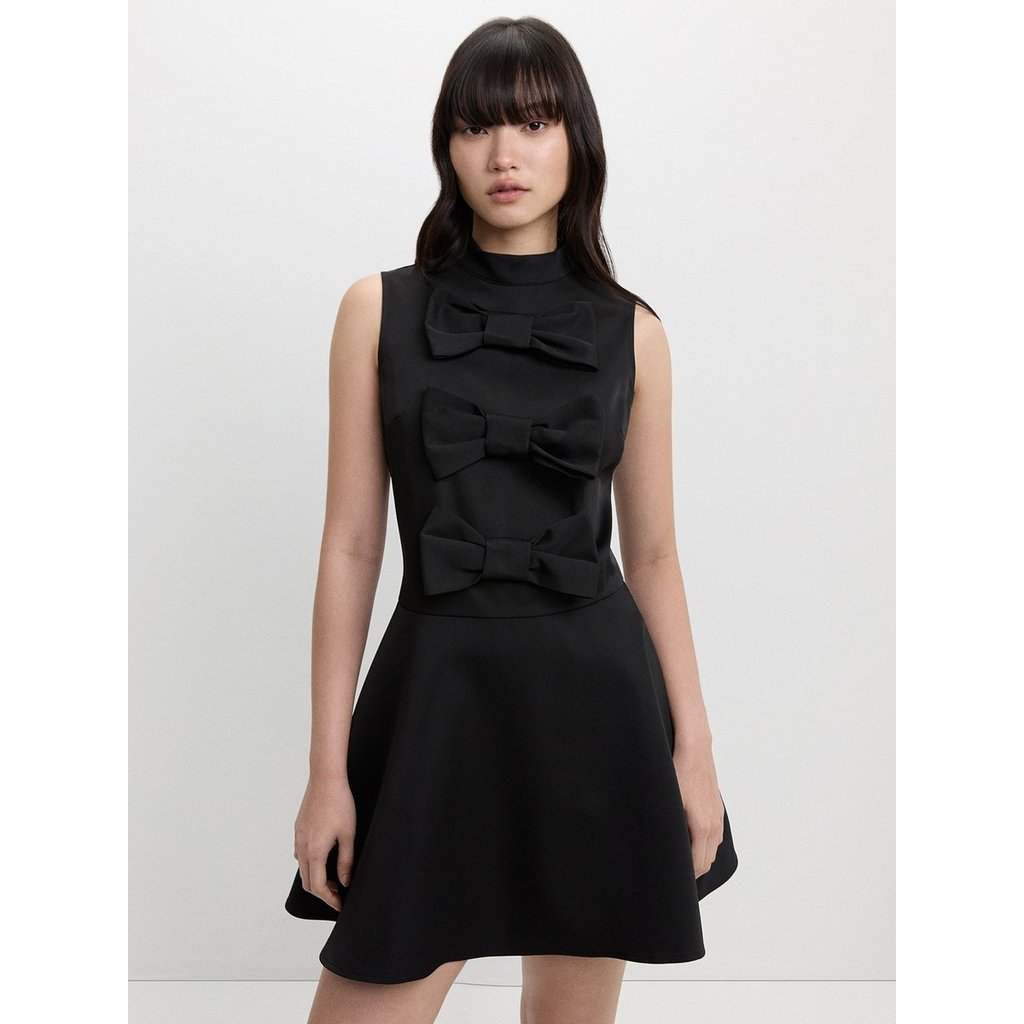 [Pomelo] มินิเดรสคอปีนแต่งโบว์ / Crew Neck Bow-Detail Mini Dress